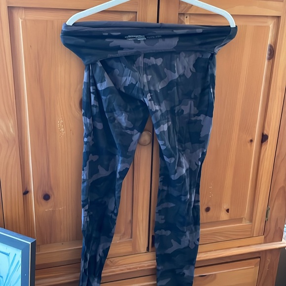 Black Camo Leggings 🖤🩶 - Picture 6 of 13